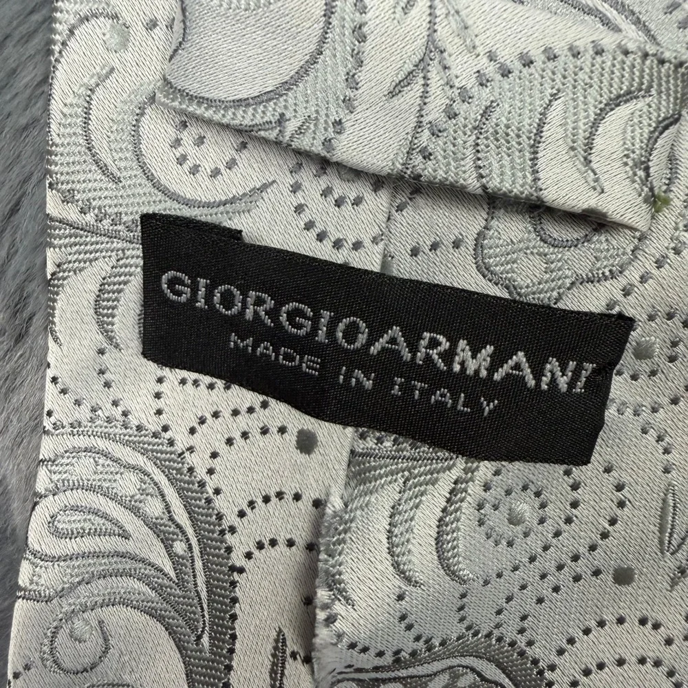 Giorgio Armani Necktie Mens OS Silver Paisley Silk Handmade Italy Jacquard 3.75